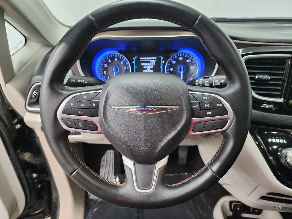 Used 2017 Chrysler Pacifica Touring-L FWD image 14