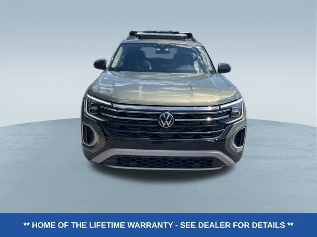 Used 2024 Volkswagen Atlas Peak Edition SE AWD/4WD image 2
