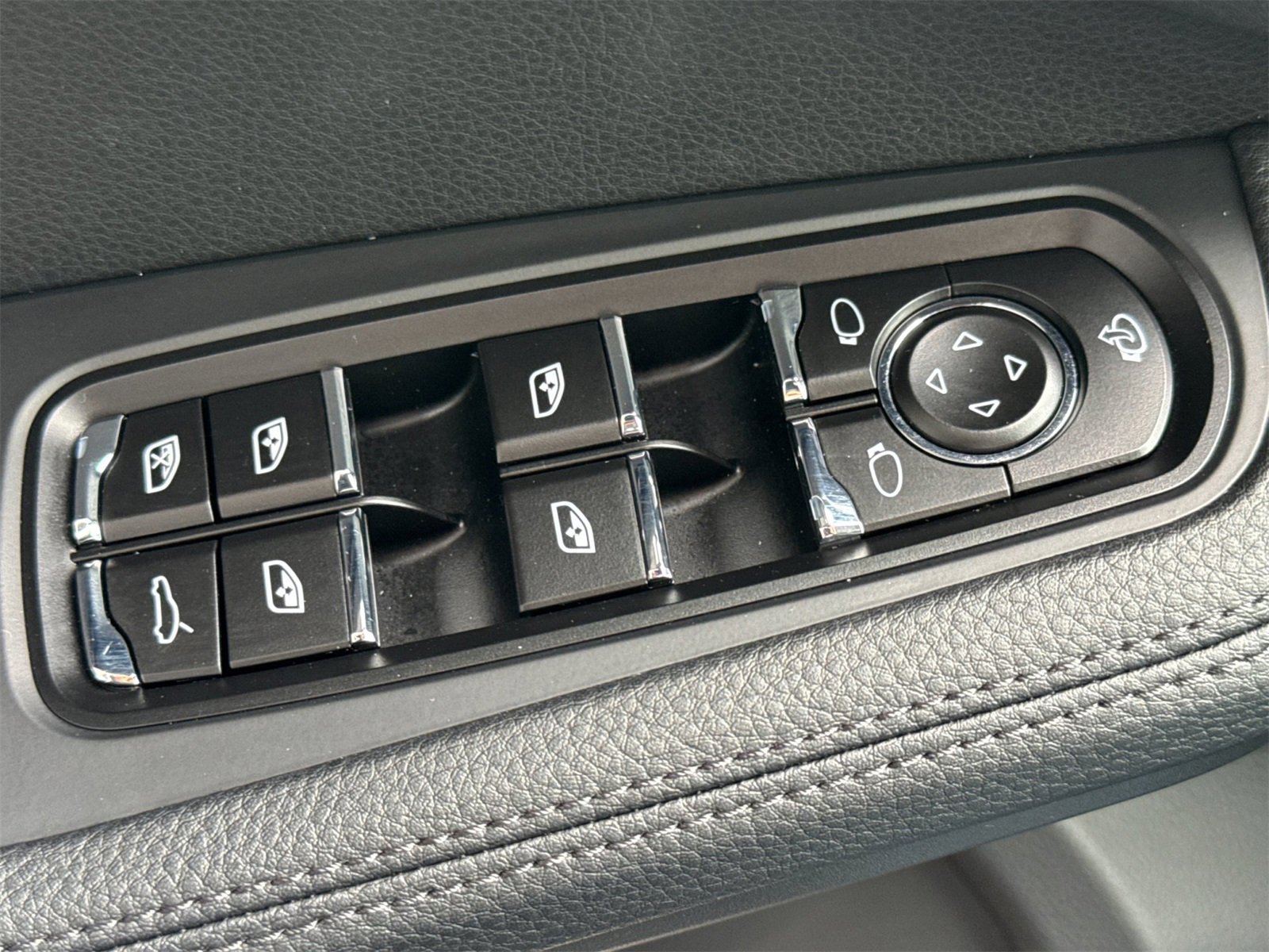 Used 2025 Porsche Macan image 13