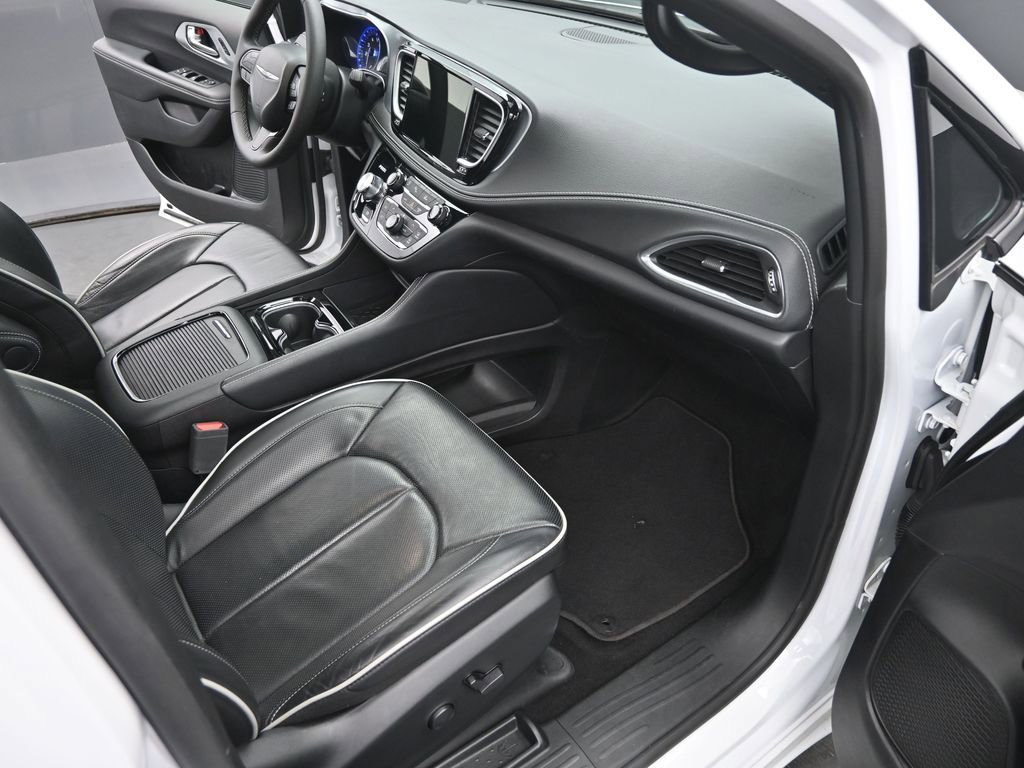 Used 2025 Chrysler Pacifica Limited image 17