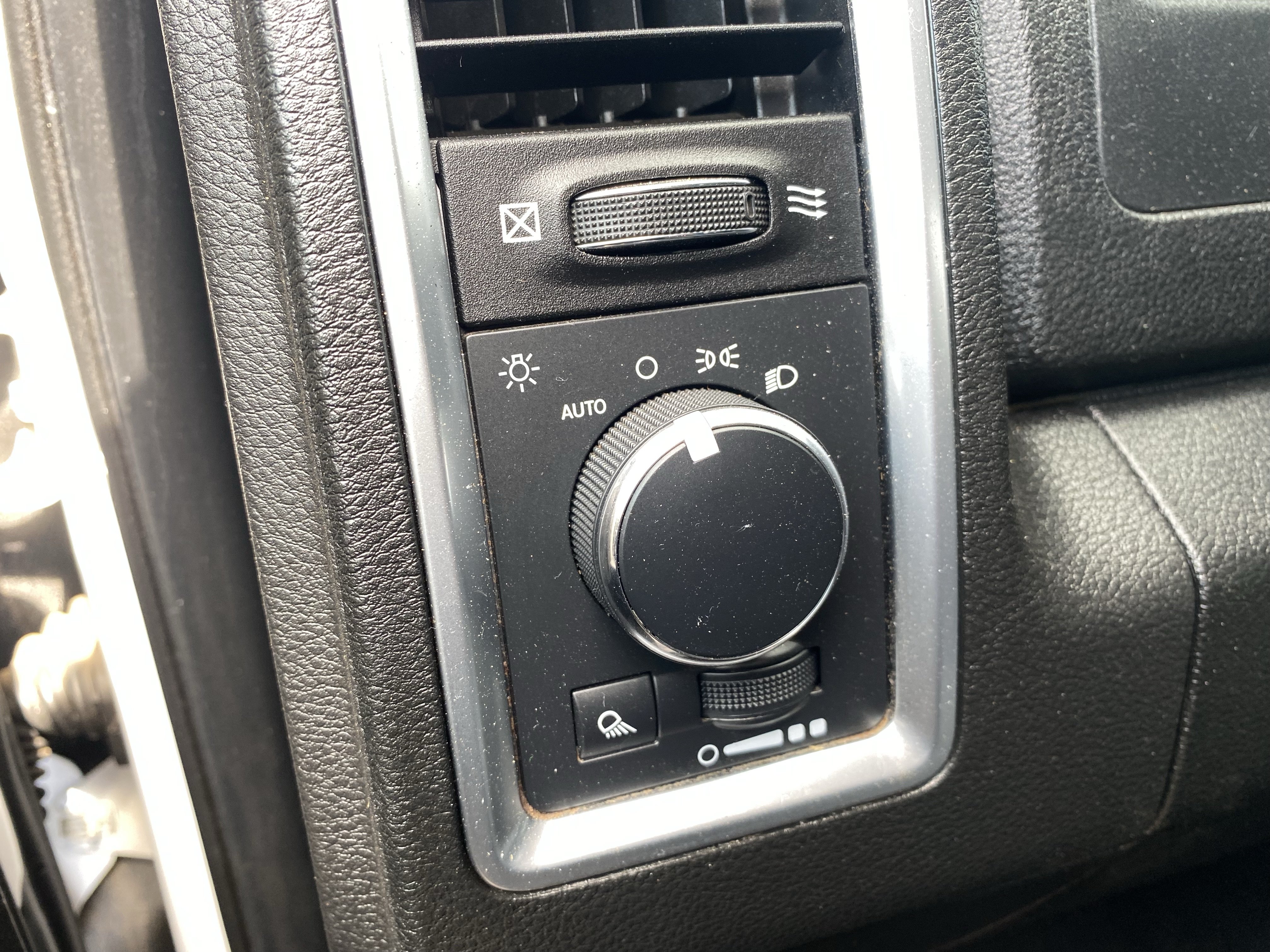 Used 2022 RAM 1500 Classic SLT RWD image 19