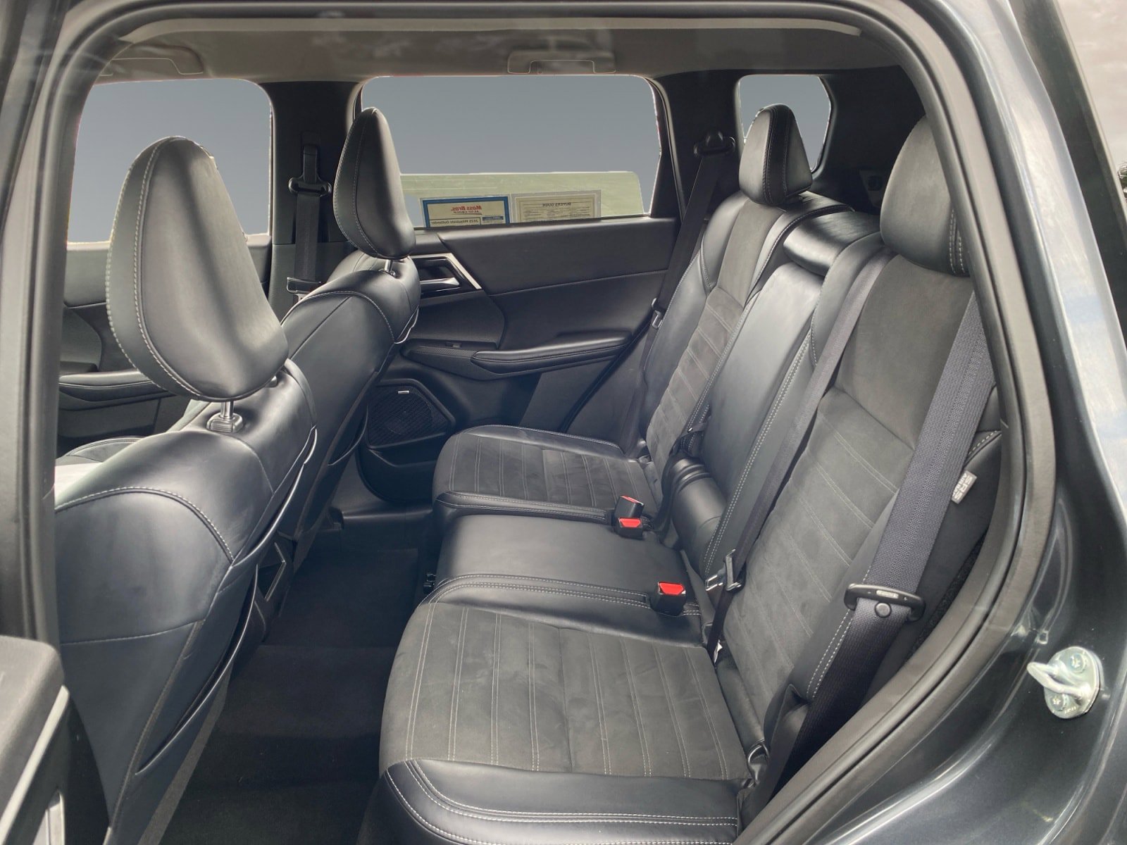 Used 2025 Mitsubishi Outlander AWD image 13