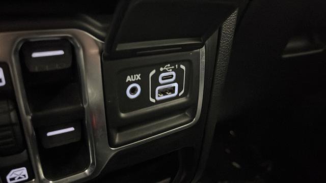 Used 2022 Jeep Wrangler Unlimited Sahara w/ Cold Weather Group AWD/4WD image 31