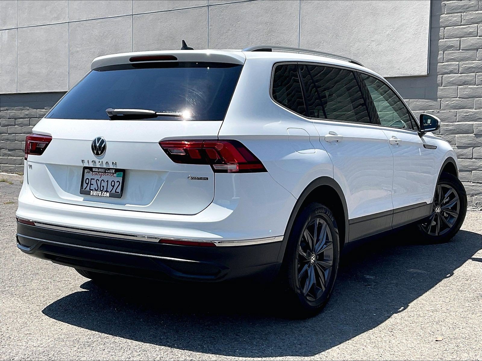 Certified 2022 Volkswagen Tiguan SE w/ Panoramic Sunroof Package AWD/4WD image 13