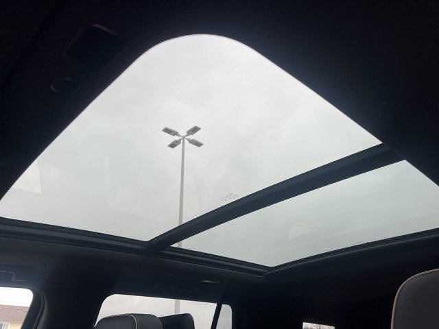 Used 2024 Chevrolet Tahoe Premier w/ Advanced Technology Package image 34