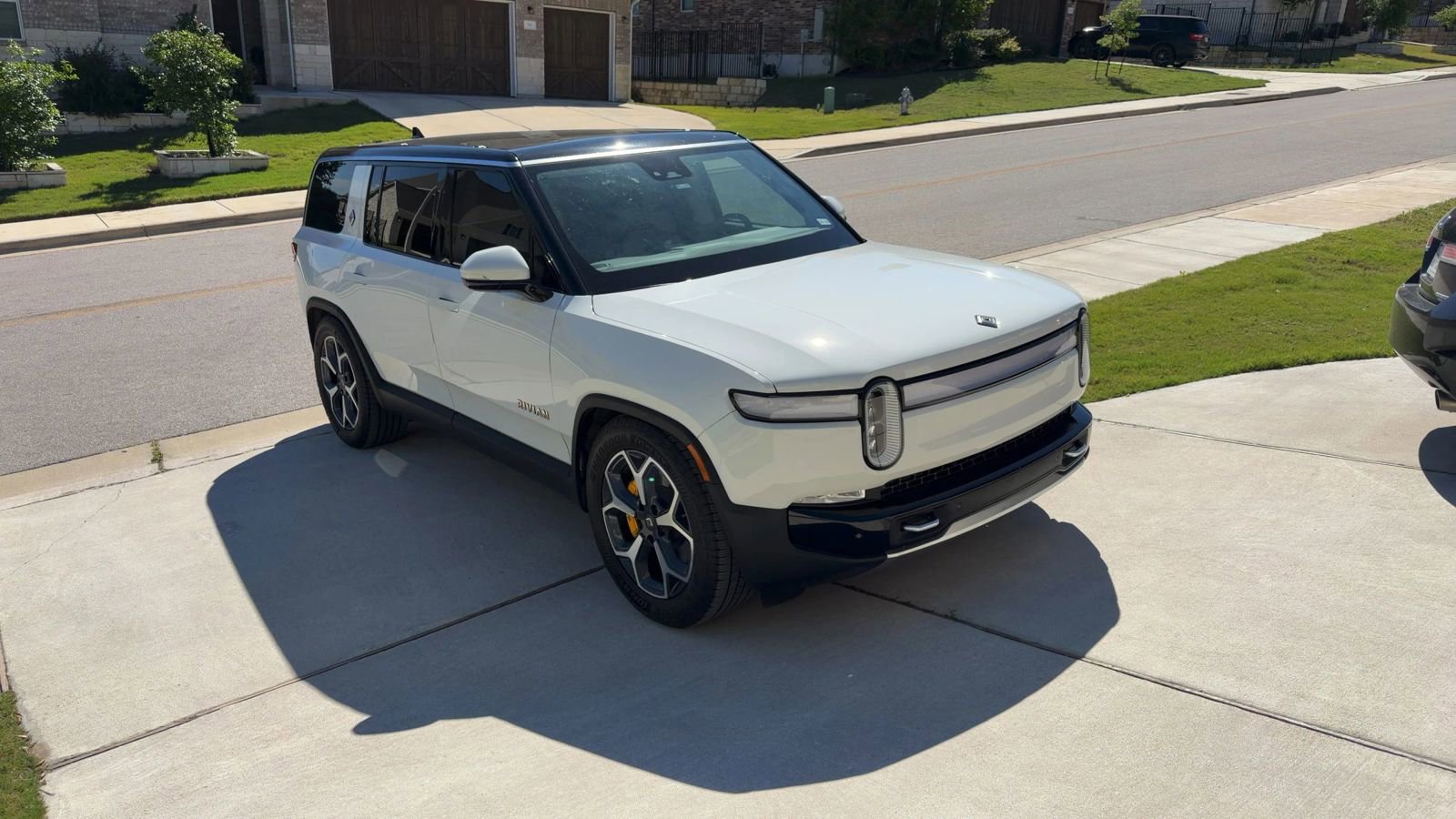 Used 2023 Rivian R1S Adventure image 3