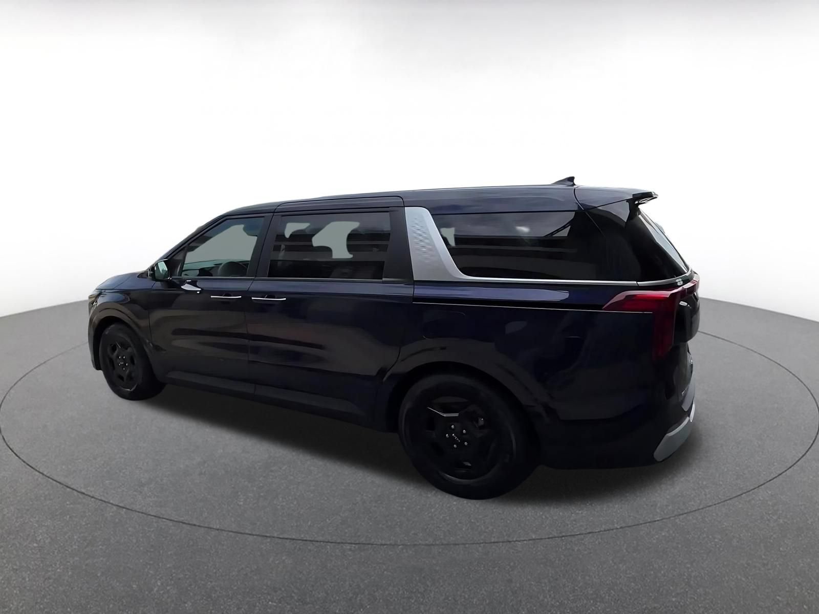 Used 2026 Kia Carnival FWD image 9