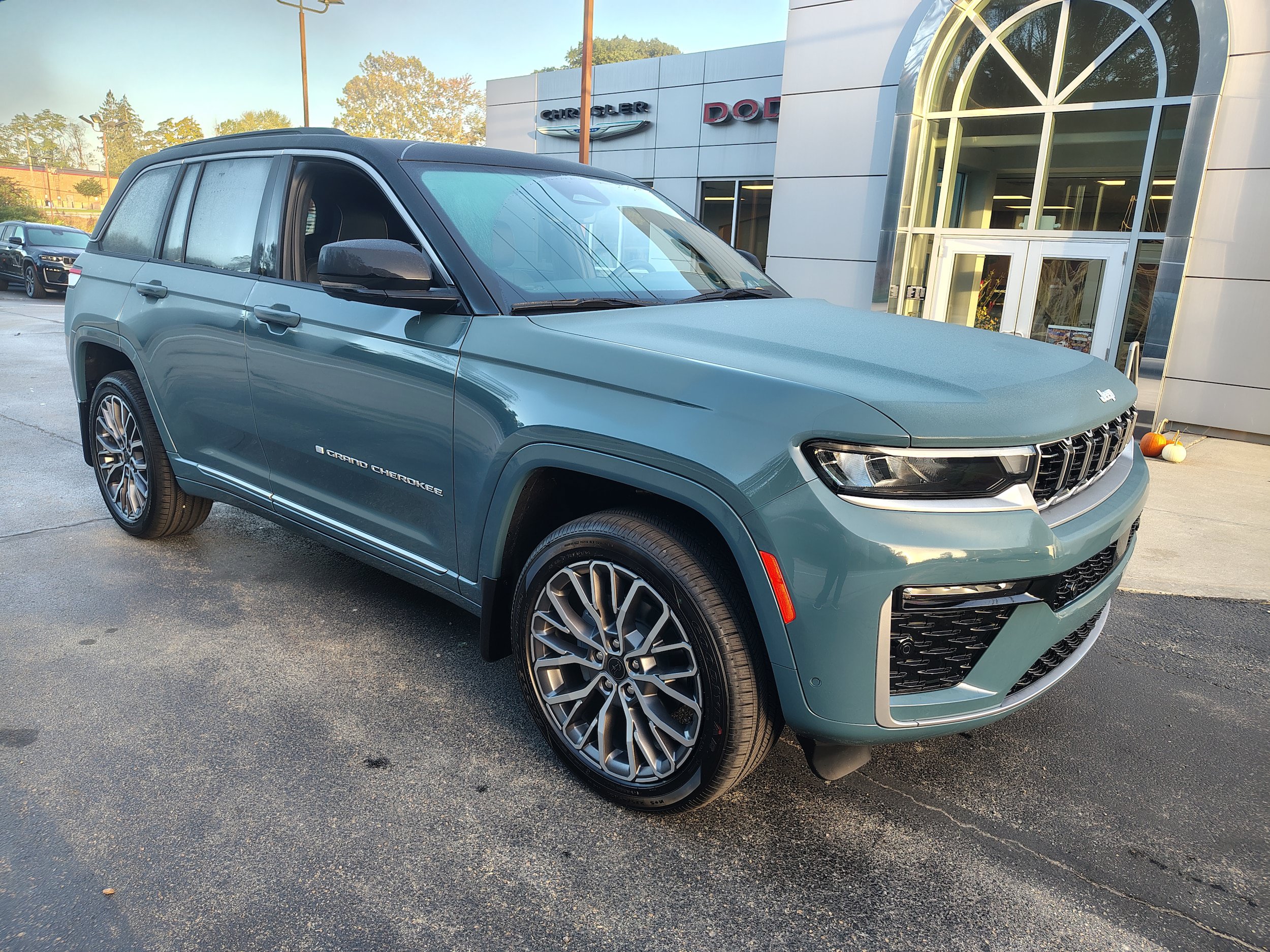 New 2027 Jeep Grand Cherokee Summit AWD/4WD image 2