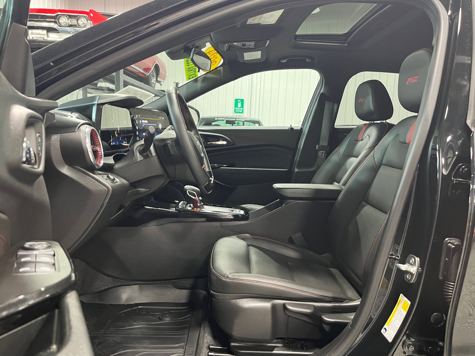 Certified 2024 Chevrolet Trax RS w/ Sunroof Package FWD image 12