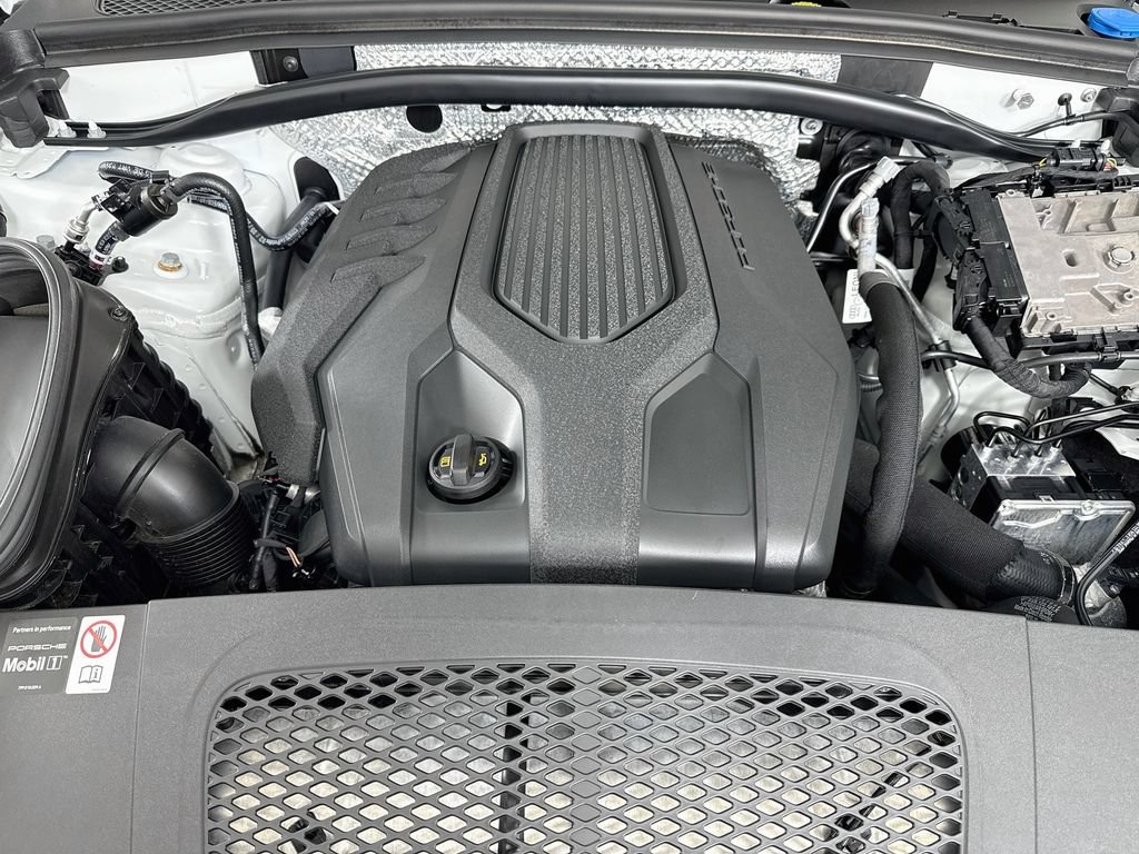 Used 2025 Porsche Macan AWD/4WD image 32