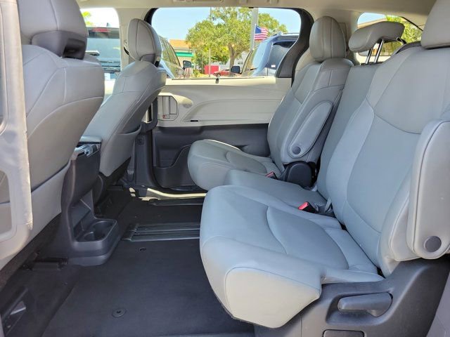 Used 2024 Toyota Sienna XLE FWD image 9