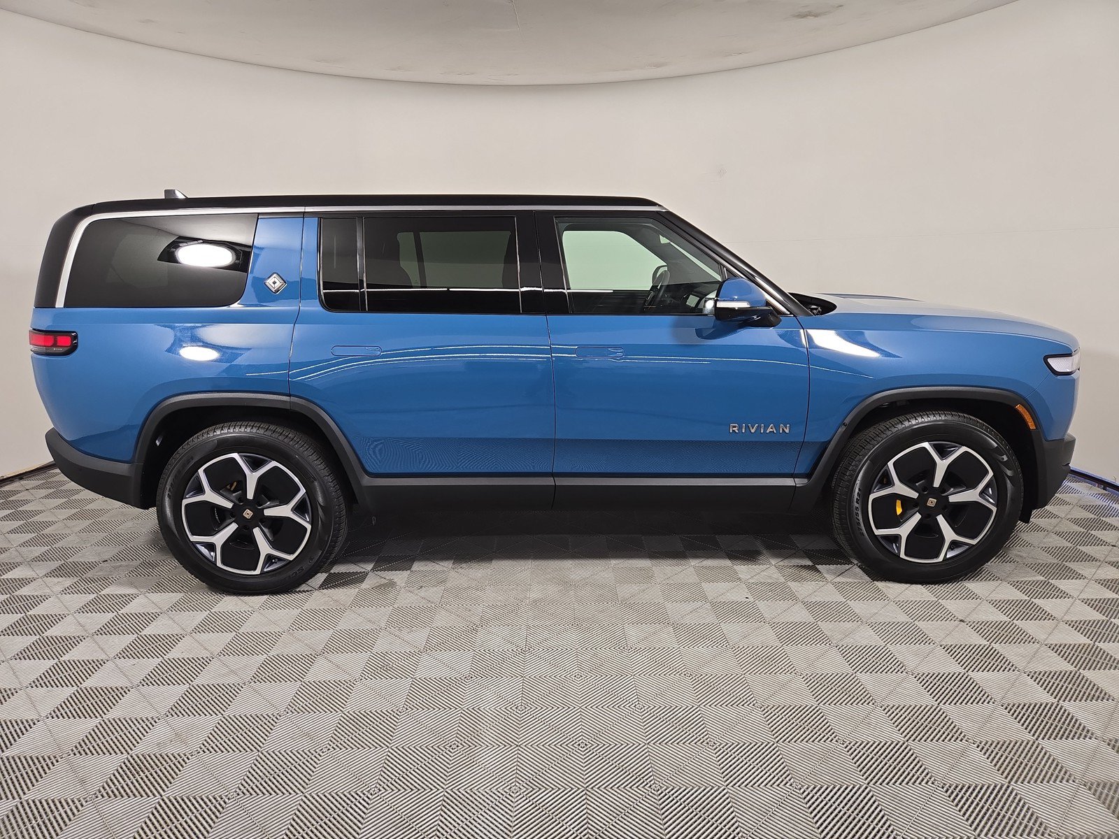 Used 2023 Rivian R1S Adventure AWD/4WD image 6