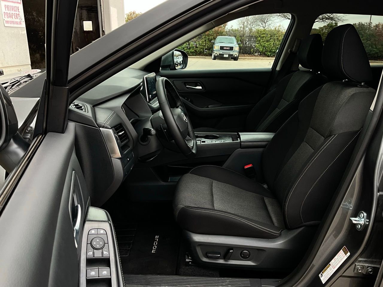 Used 2025 Nissan Rogue SV image 10