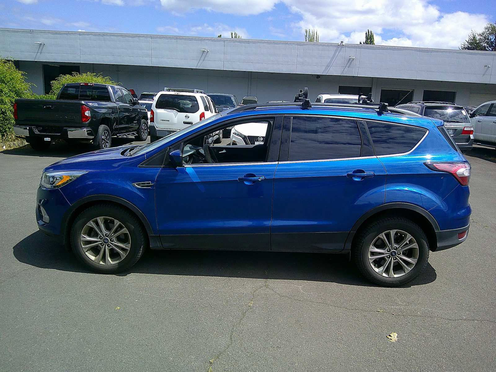 Used 2017 Ford Escape SE w/ Equipment Group 201A FWD image 2