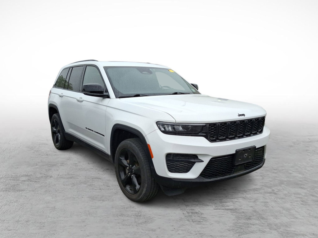 Used 2023 Jeep Grand Cherokee Altitude AWD/4WD image 3
