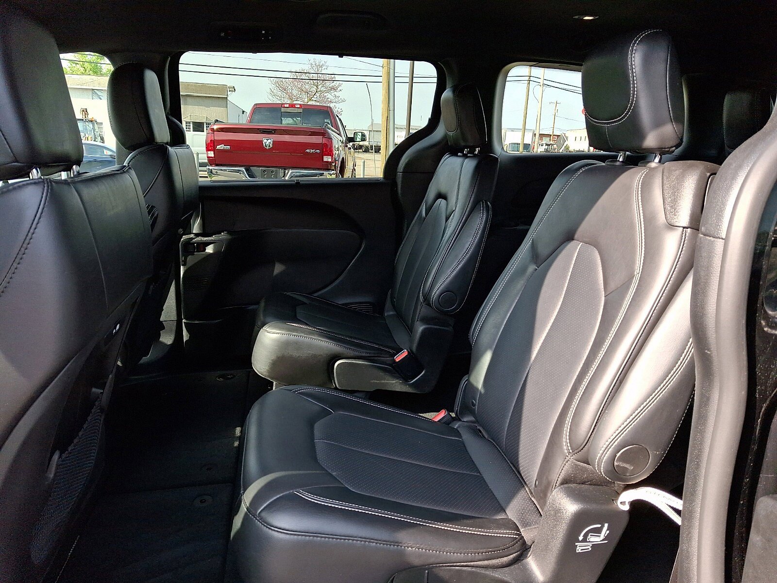 Used 2025 Chrysler Pacifica Select FWD image 11