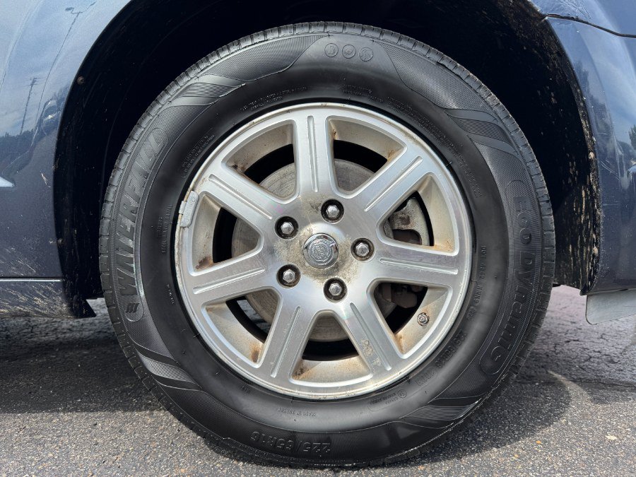 Used 2008 Chrysler Town & Country Touring FWD image 13