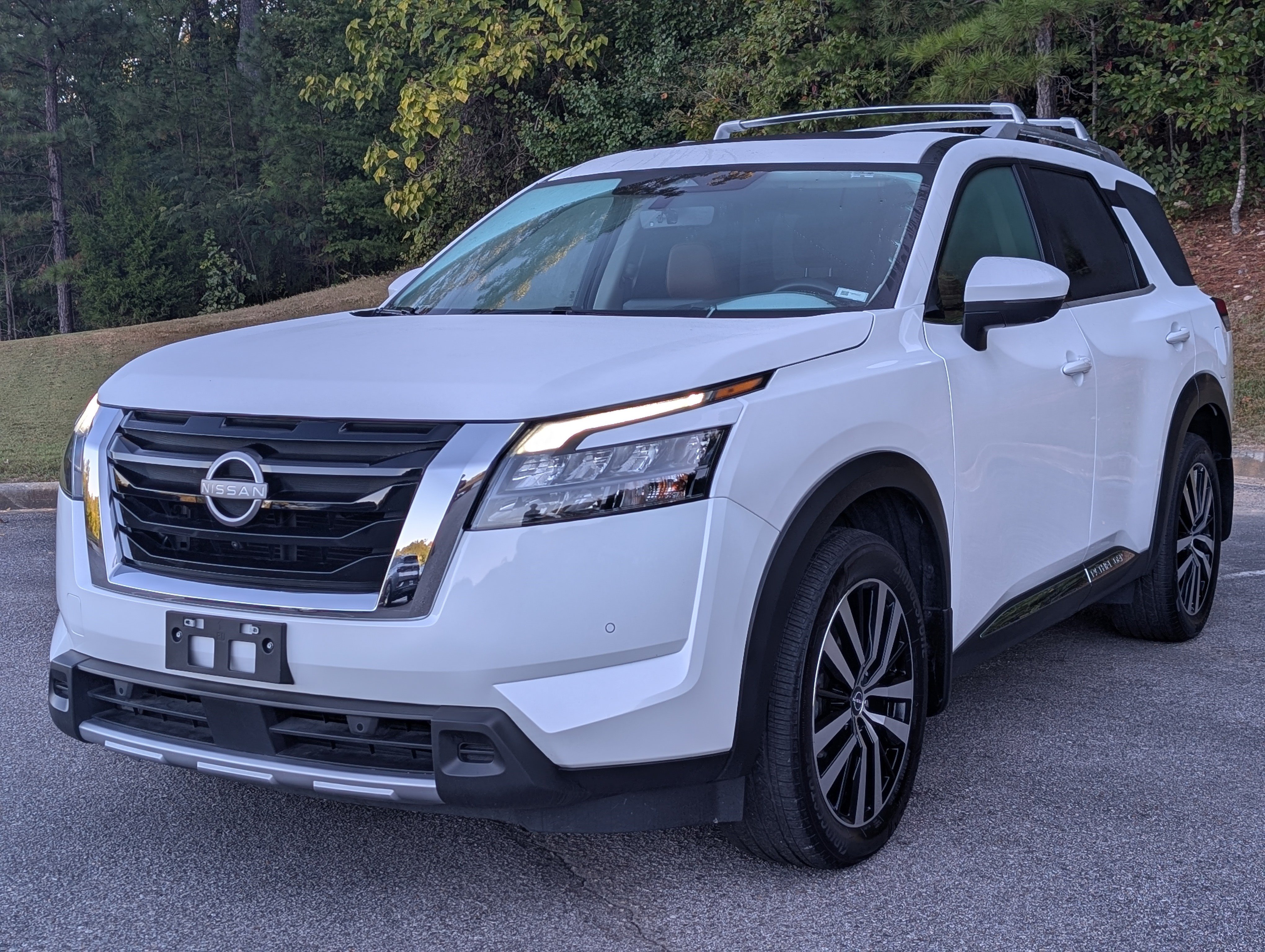 Used 2025 Nissan Pathfinder Platinum FWD image 5