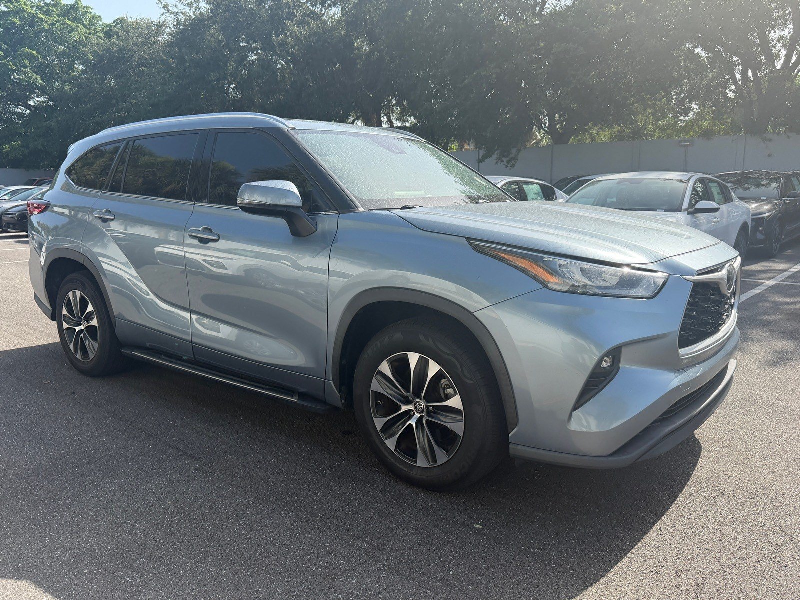 Used 2020 Toyota Highlander XLE FWD image 1