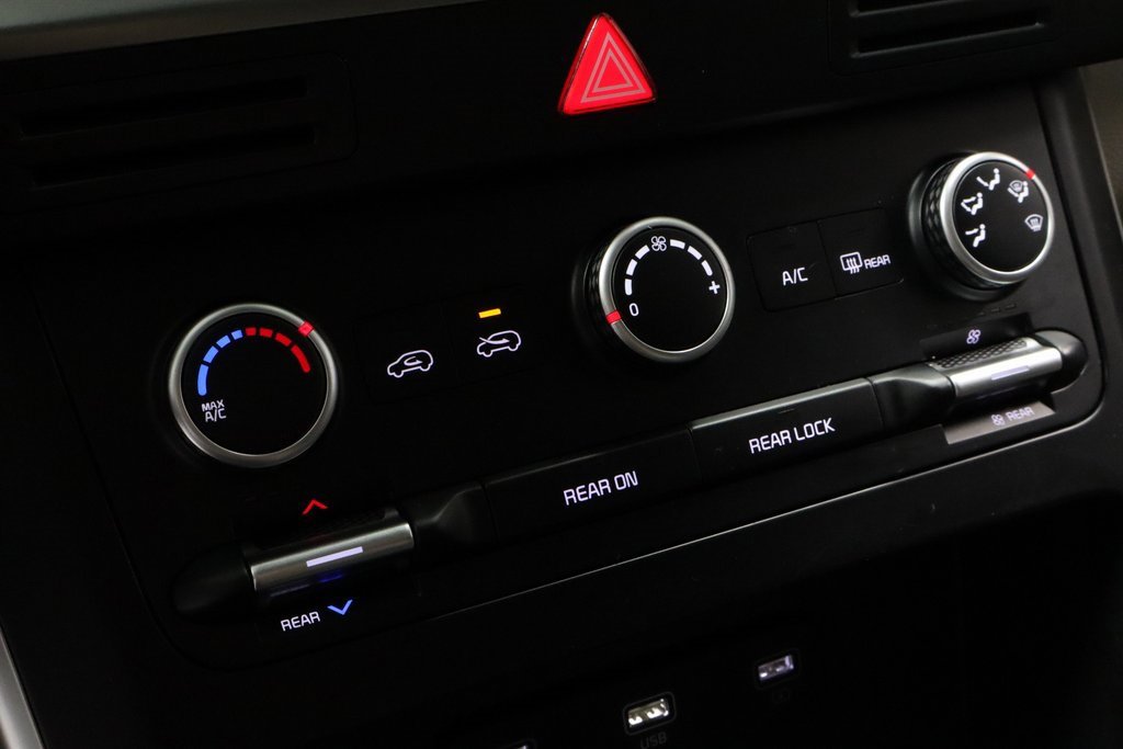 Used 2024 Kia Carnival LX image 30