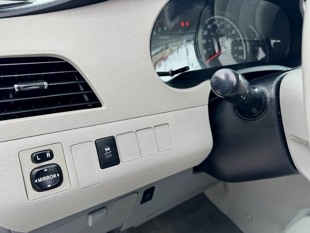 Used 2014 Toyota Sienna LE image 27