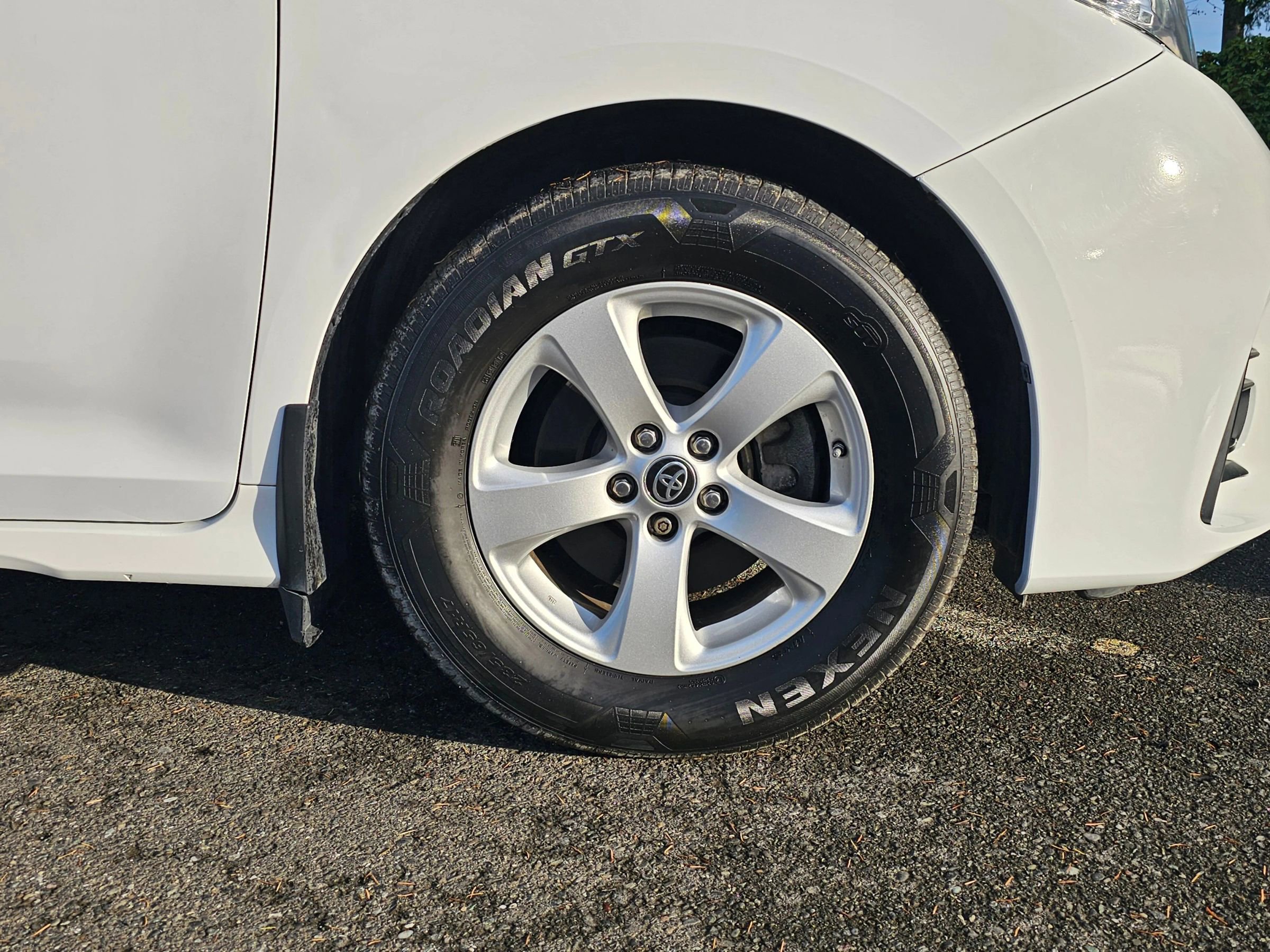 Used 2020 Toyota Sienna L image 9