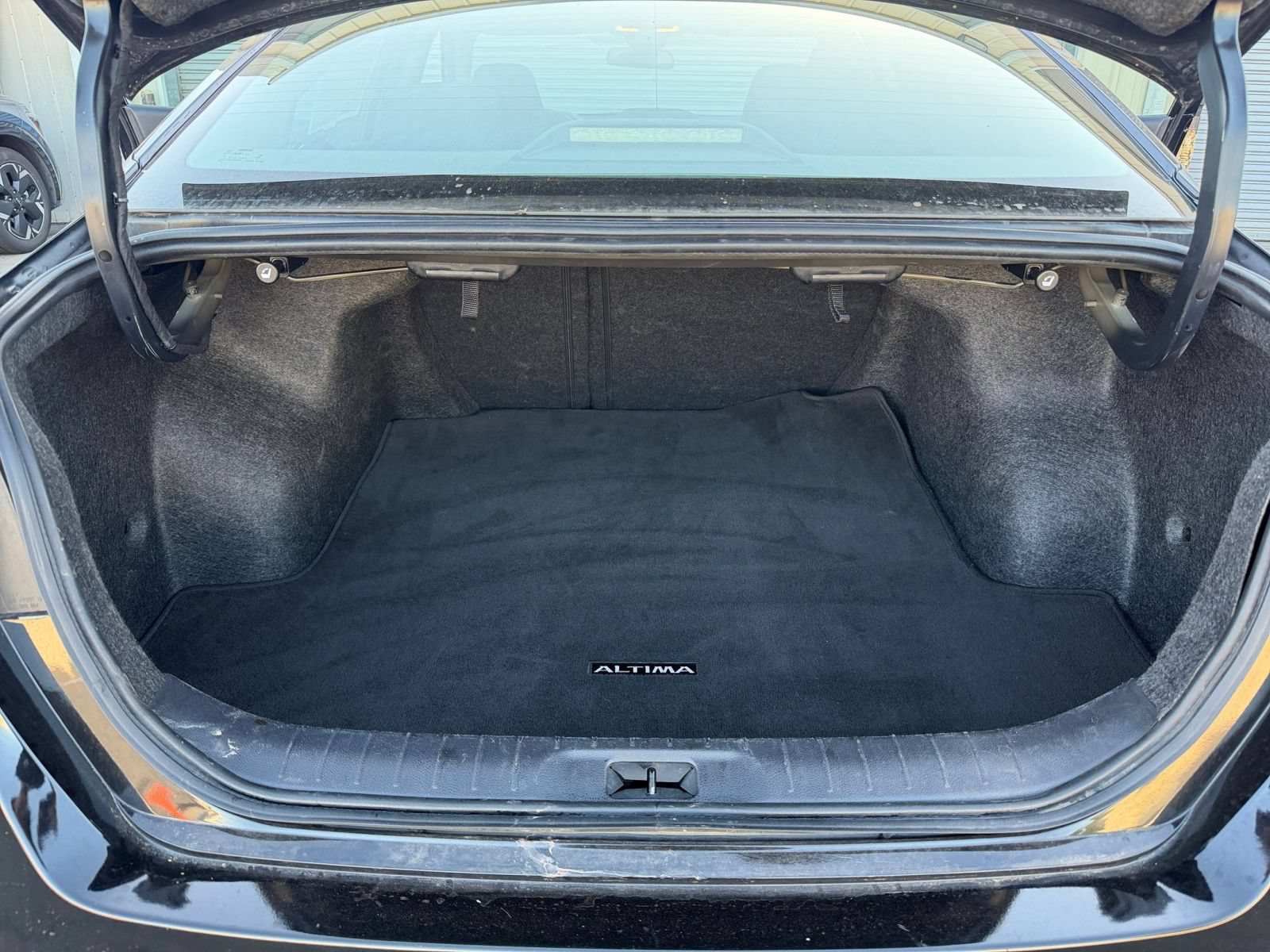 Used 2025 Nissan Altima 2.5 SV FWD image 31
