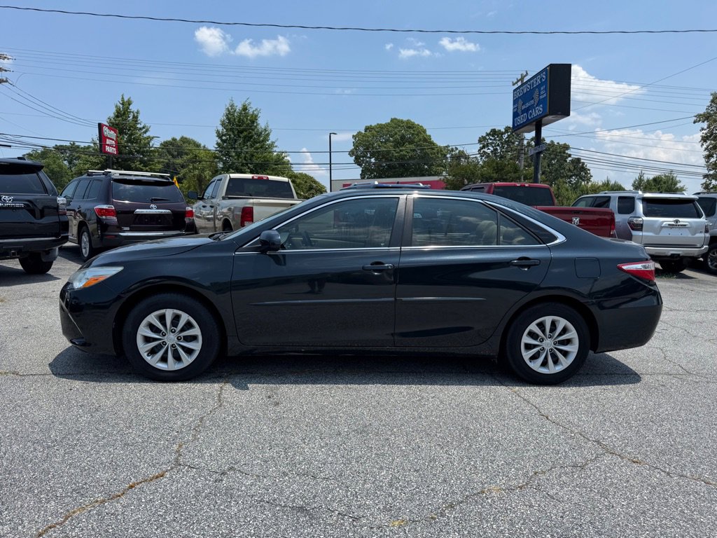 Used 2015 Toyota Camry LE image 4