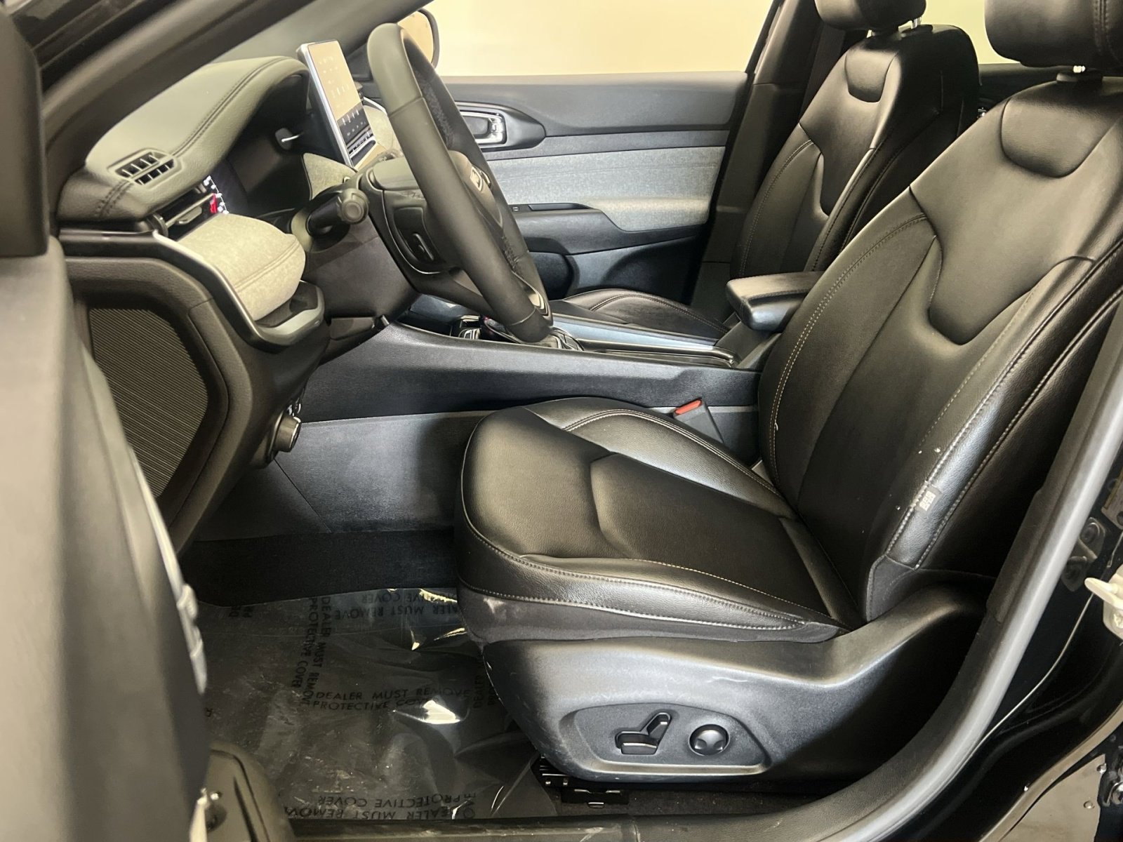 Used 2024 Jeep Compass Latitude image 11