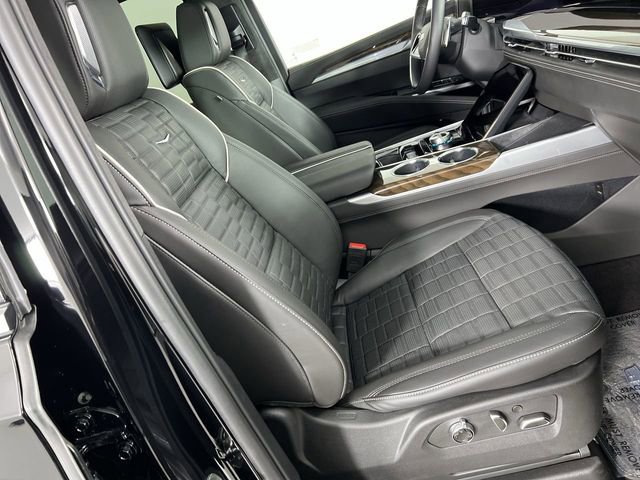 Used 2025 Cadillac Escalade Premium Luxury Platinum AWD/4WD image 29