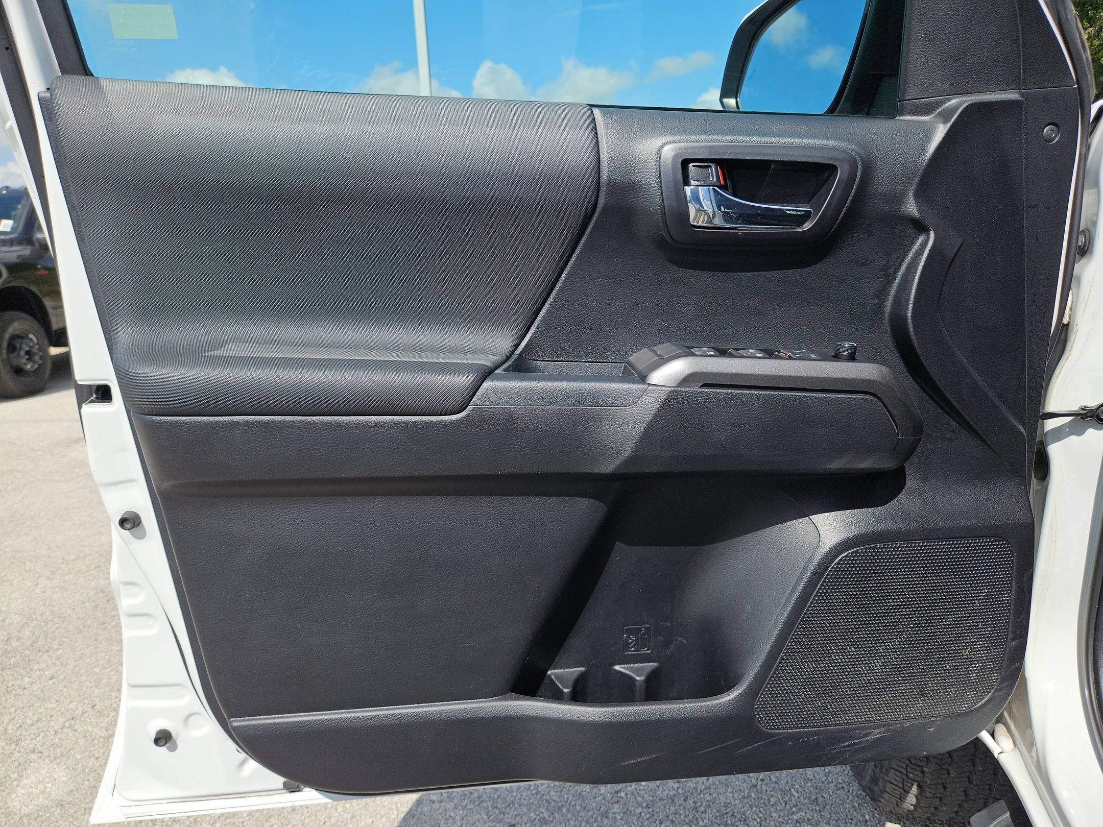 Used 2021 Toyota Tacoma TRD Off-Road w/ Technology Package AWD/4WD image 11