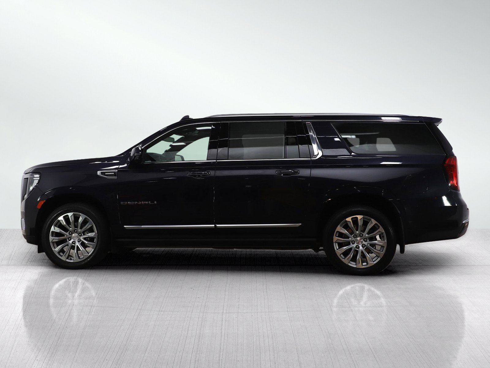Used 2023 GMC Yukon XL Denali AWD/4WD image 3