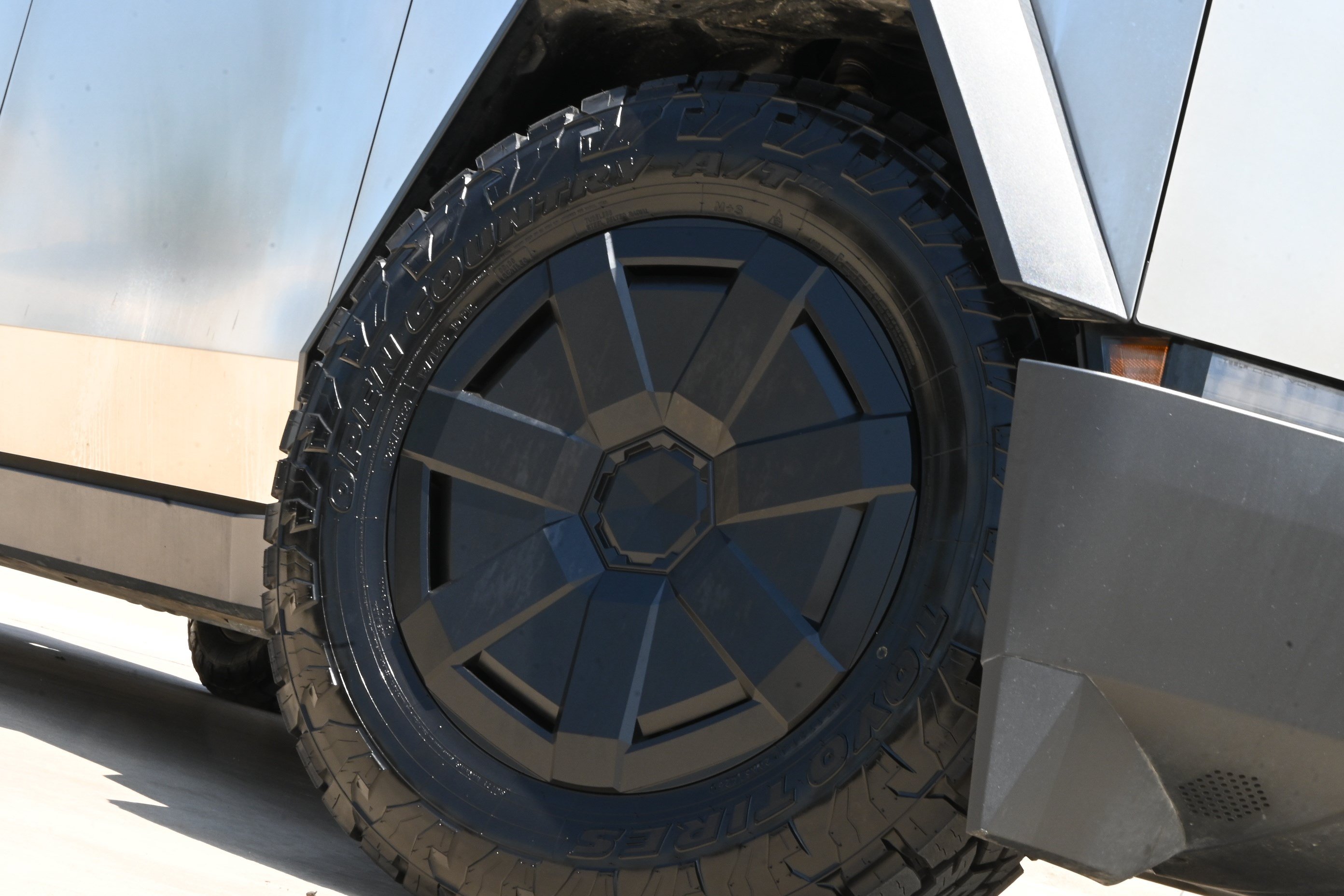 Used 2025 Tesla Cybertruck AWD Crew Cab image 11