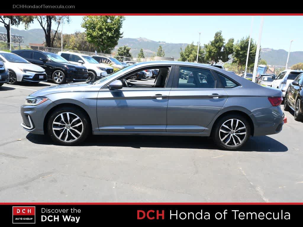 Used 2025 Volkswagen Jetta SE FWD image 4