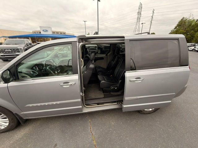 Used 2015 Chrysler Town & Country Limited Platinum FWD image 16