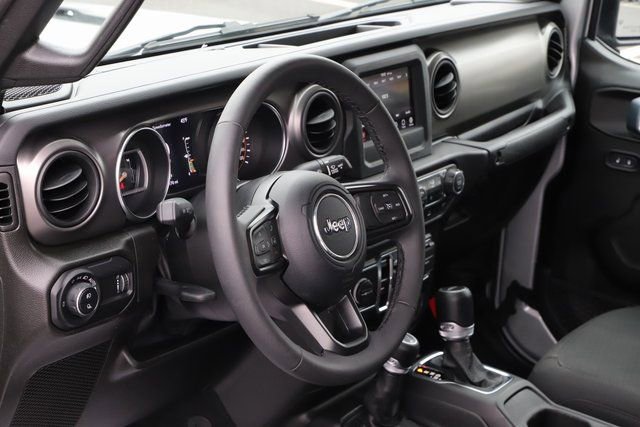 Used 2023 Jeep Gladiator Sport image 11
