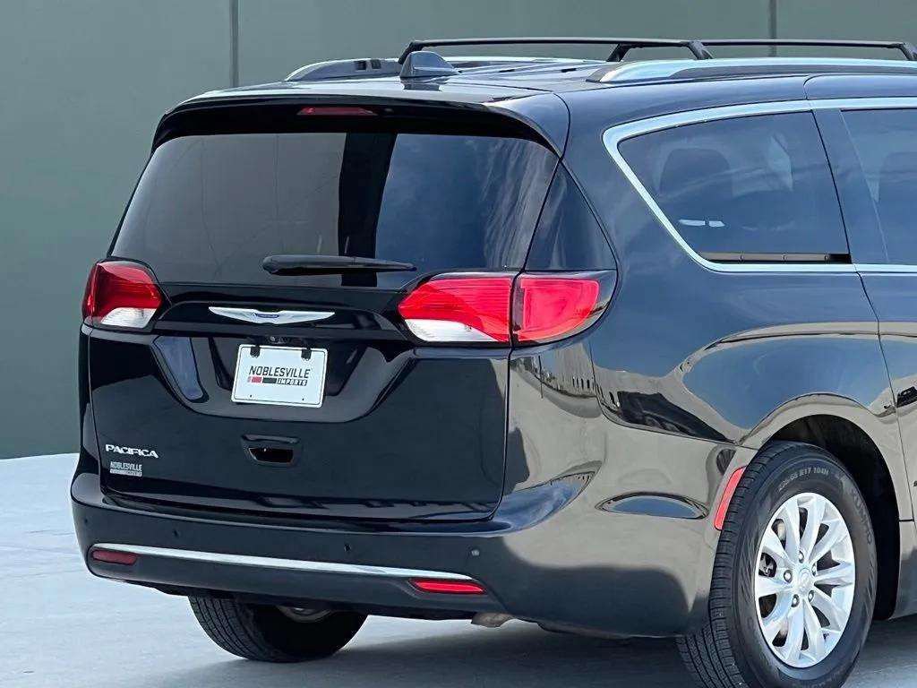 Used 2019 Chrysler Pacifica Touring-L FWD image 30