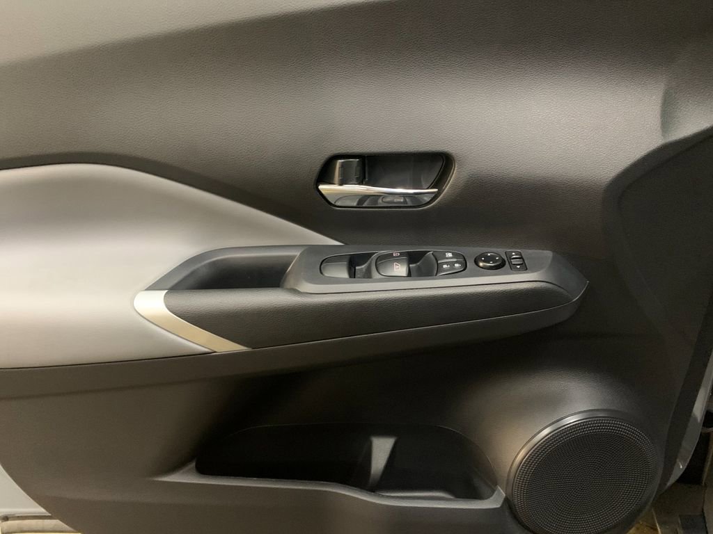 Used 2023 Nissan Kicks SR w/ SR Premium Package FWD image 12