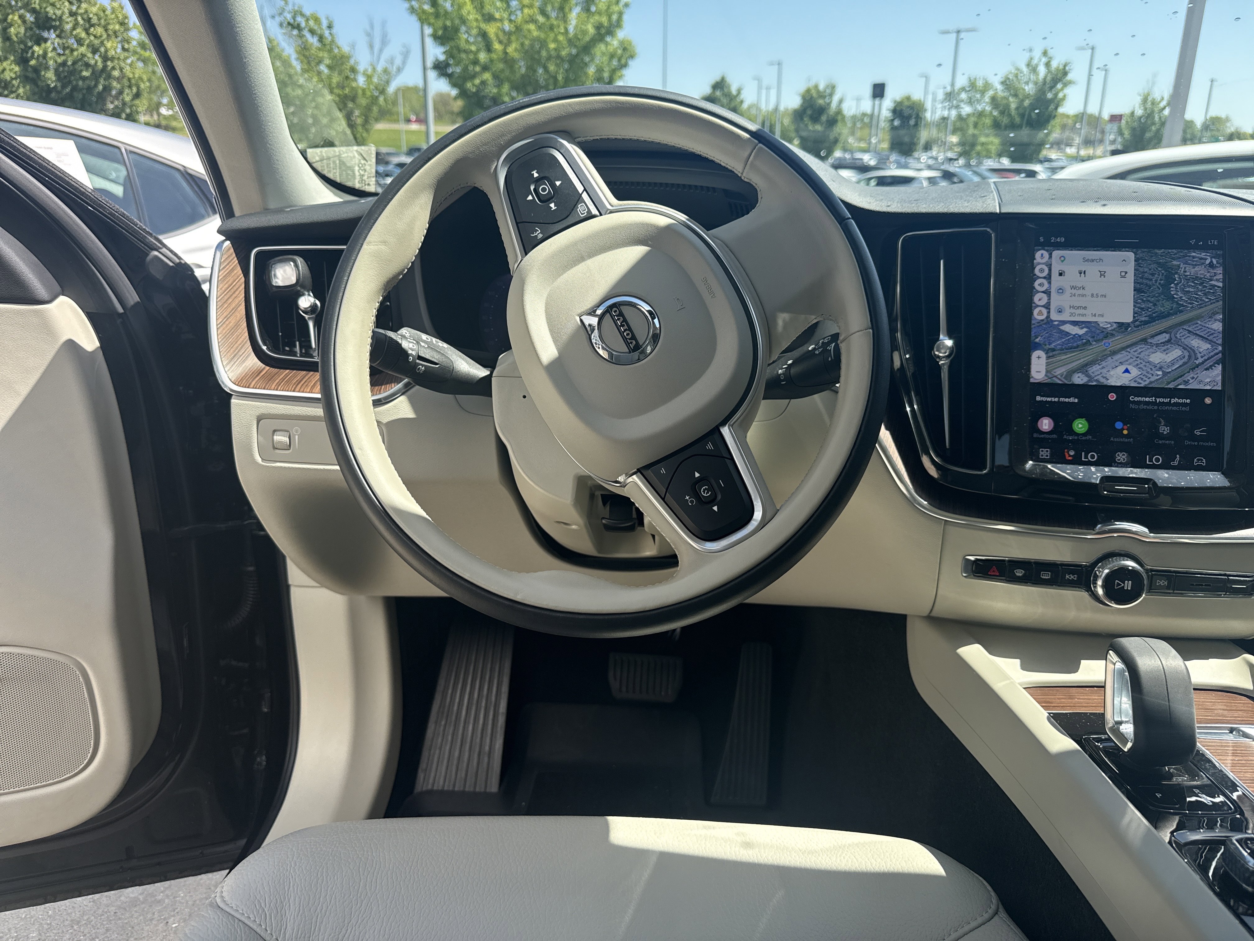 Used 2022 Volvo XC60 B5 Momentum w/ Climate Package image 6