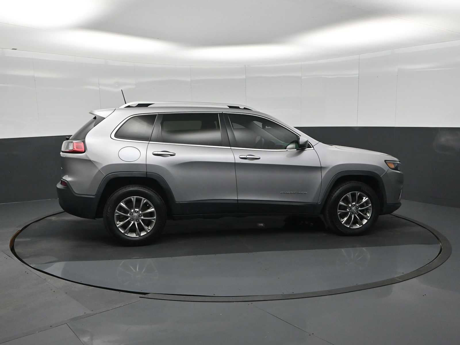 Used 2019 Jeep Cherokee Latitude Plus w/ Comfort/Convenience Group image 9