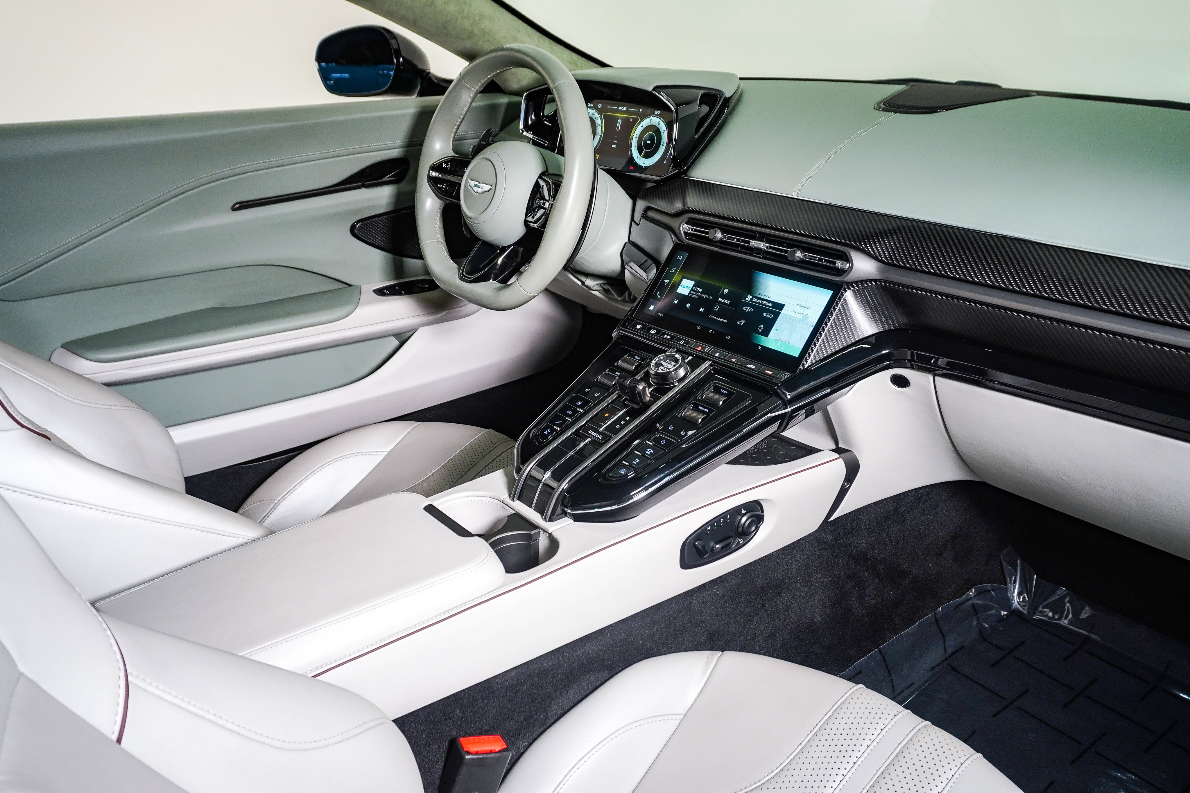 Used 2025 Aston Martin V8 Vantage Coupe RWD image 17