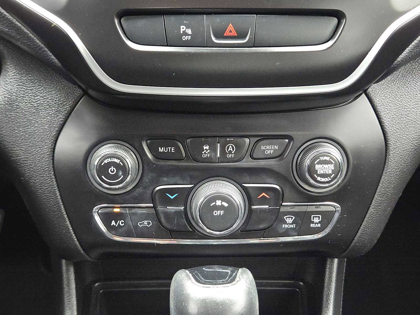 Used 2020 Jeep Cherokee Latitude Plus image 17