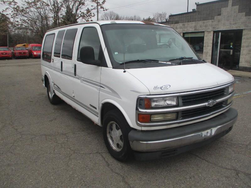 Used 2000 Chevrolet Express 1500 RWD image 1