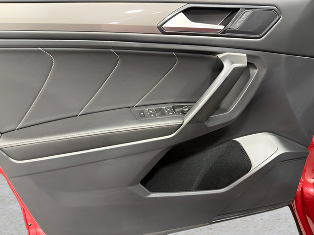Used 2023 Volkswagen Tiguan SE w/ Panoramic Sunroof Package FWD image 9