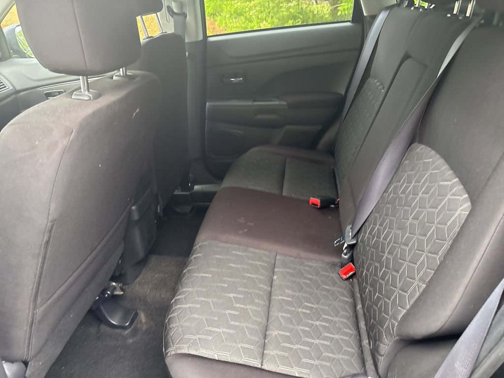 Used 2025 Mitsubishi Outlander SE AWD/4WD image 13
