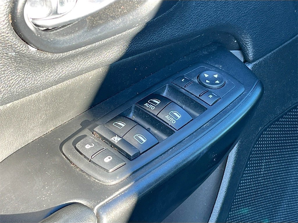 Used 2019 Jeep Cherokee Trailhawk image 18