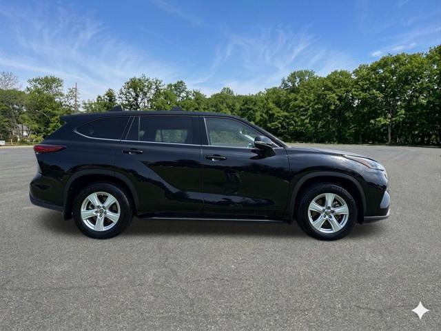 Used 2021 Toyota Highlander LE AWD/4WD image 10