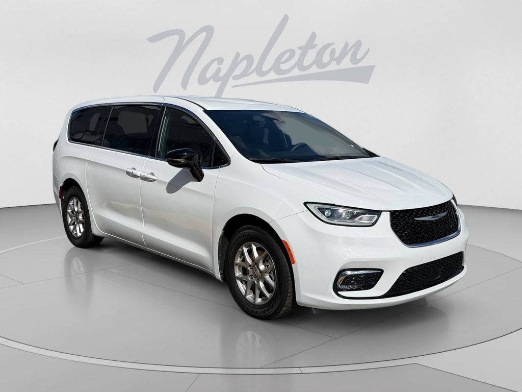 Used 2025 Chrysler Pacifica Select FWD image 8
