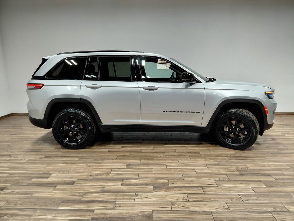 Certified 2025 Jeep Grand Cherokee Altitude AWD/4WD image 24