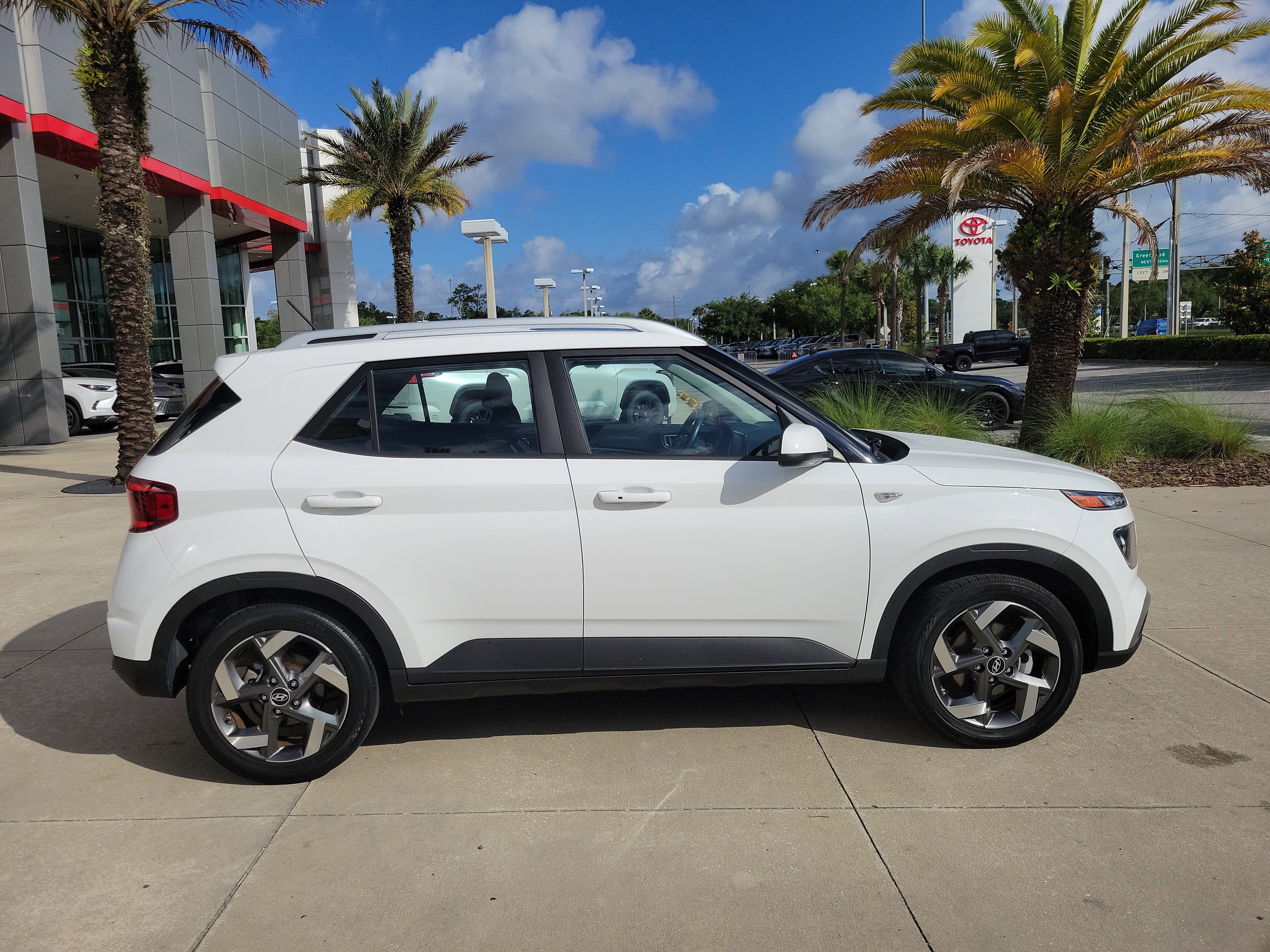 Used 2024 Hyundai Venue SEL FWD image 7